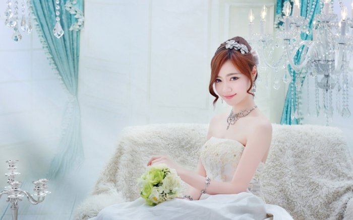 Китайская невеста в белом платье на свадьбе