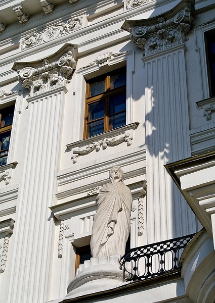 Скульптура на фасаде дома Пашкова