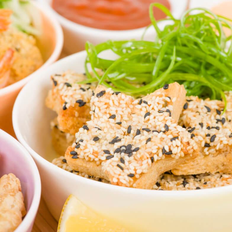 Слоеные звезды с медом и кунжутом