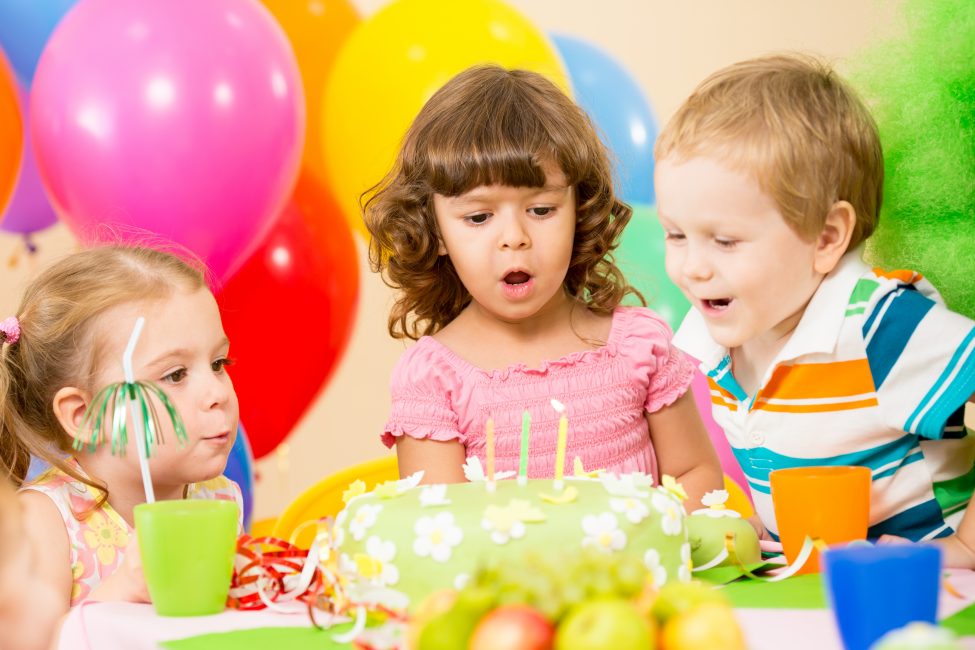 Дитяче меню на день народження (від 1 до 12 років): рецепти мясних страв, закусок і всіляких солодощів (Фото)