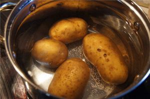 Варим картошку в мундире для салата