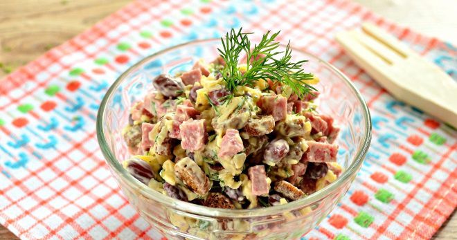 Салат с фасолью, сухариками и колбасой - рецепты с помидорами, корейской морковью, огурцами и сыром