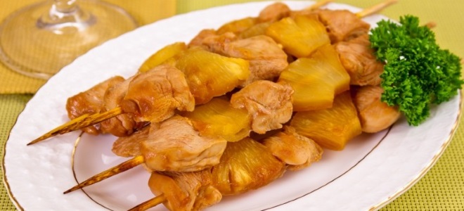 курица с ананасами на шпажках в духовке