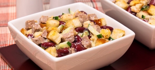 Салат с фасолью, сухариками и колбасой - рецепты с помидорами, корейской морковью, огурцами и сыром