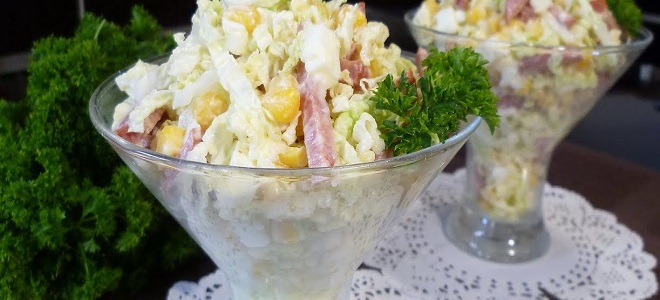 Салат с фасолью, сухариками и колбасой - рецепты с помидорами, корейской морковью, огурцами и сыром