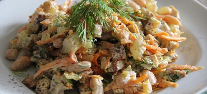 Салат с фасолью, сухариками и колбасой - рецепты с помидорами, корейской морковью, огурцами и сыром