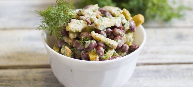 Салат с фасолью, сухариками и колбасой - рецепты с помидорами, корейской морковью, огурцами и сыром