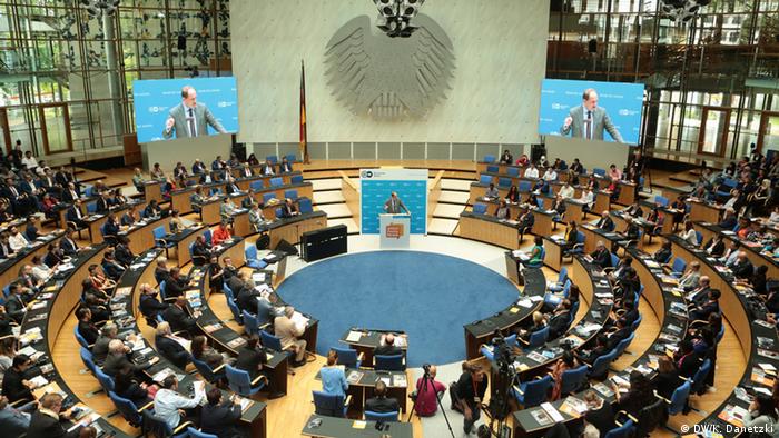 Новый пленарный зал бундестага 