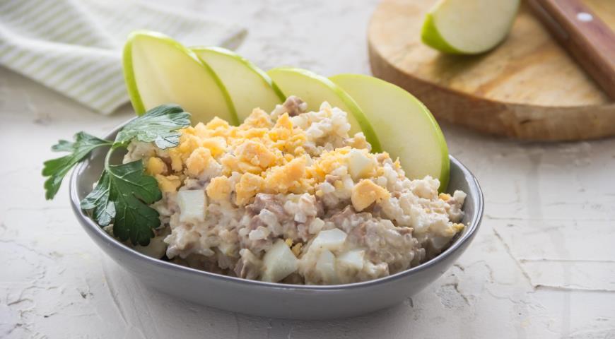 Салат из печени трески с яйцами