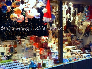 Photo of a Christmas tree, decorated Christmas stalls in front of the town hall in Hanau.