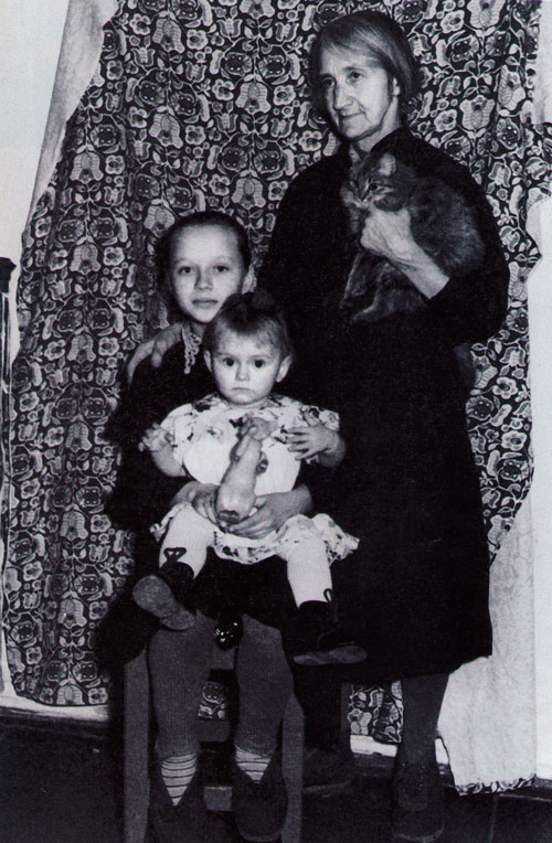 Анастасия Ивановна с внучками Ритой и Олей Трухачевыми