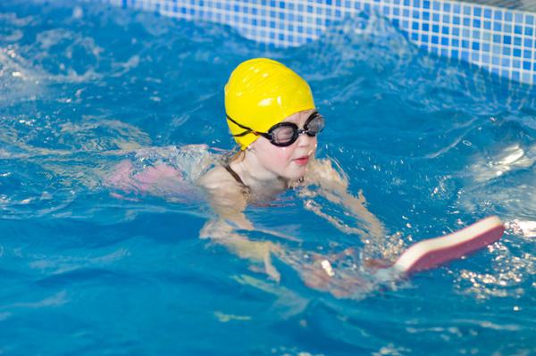 как научиться плавать детям