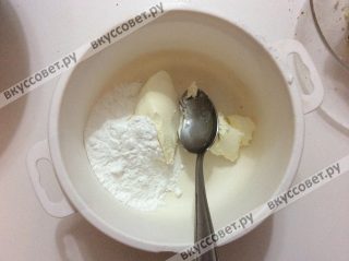 Делаем крем: взбиваем творожный сыр (альметте) и сахарную пудру