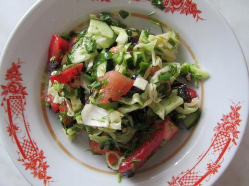 Салат с базиликом. Летний салат с виноградным уксусом и свежим базиликом
